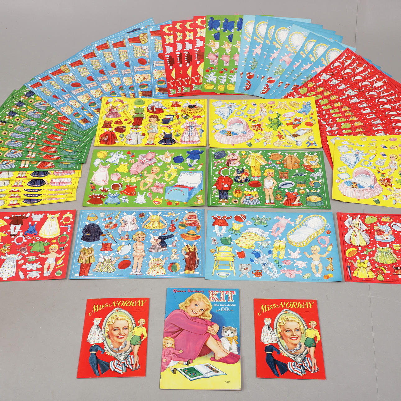 KLIPPDOCKOR, 61 st pappark och häften, 1950-tal.