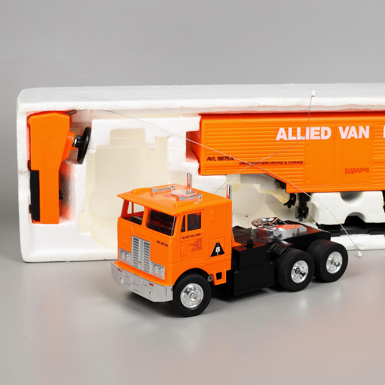 TOY TRUCK, radio-controlled, “18-Wheeler”, Nikko. Toys - Toys