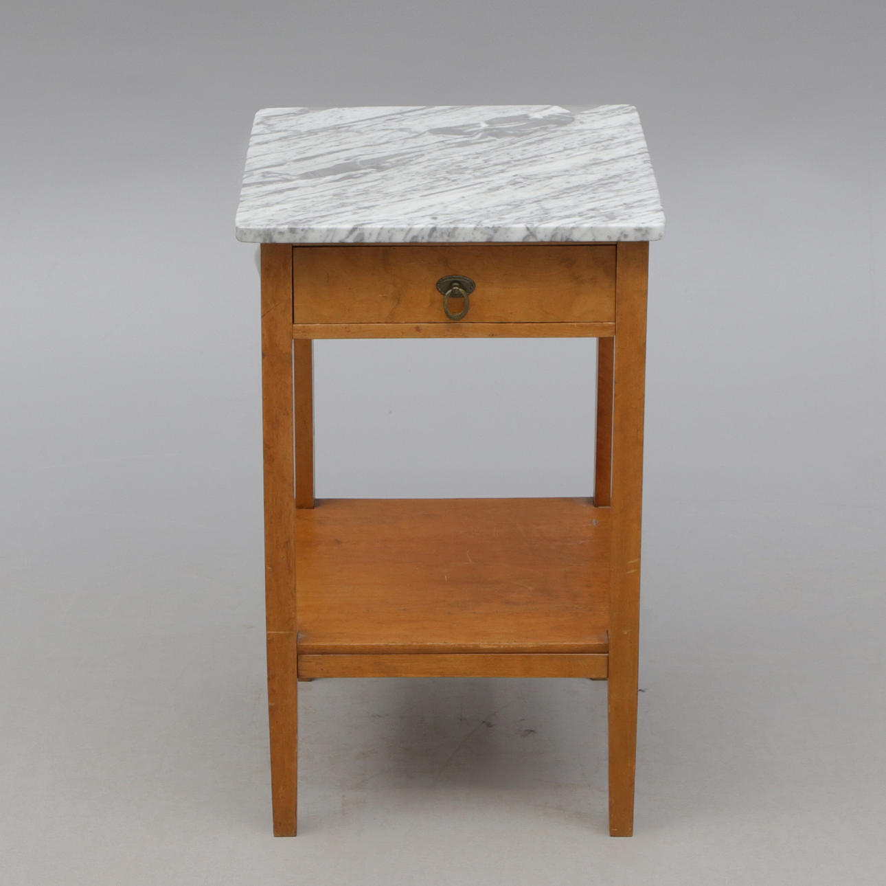 Ein Holztisch mit Steinplatte, Jahrhundertwende 1900.