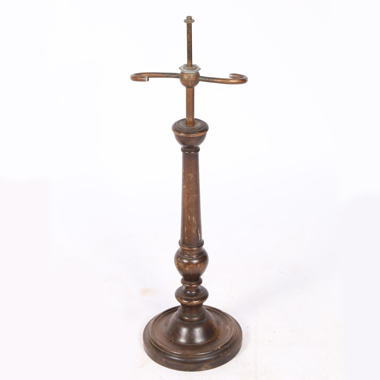 EN RUSTIK TRÄ BORDSLAMPA.