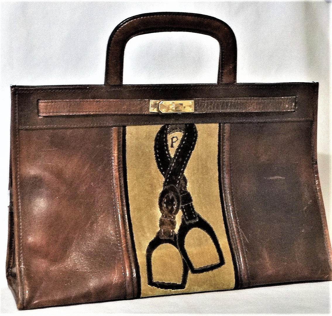 BRAUNE LEDERTASCHE MIT STEIGBÜGEL-MOTIV, VINTAGE.