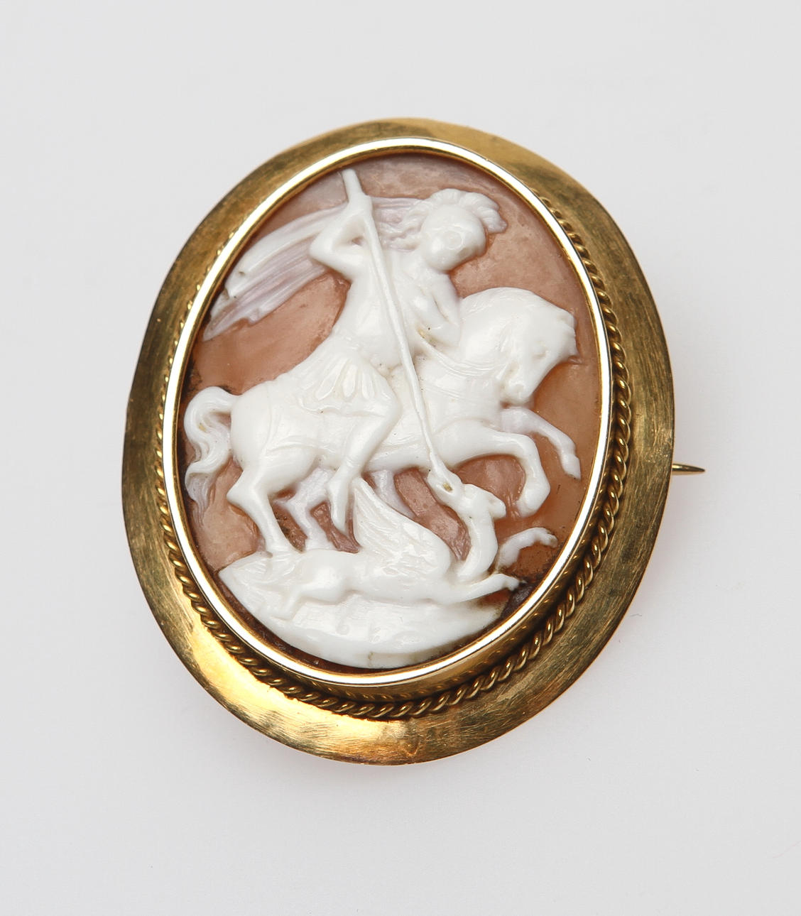 BROSCH, camé (St Göran o draken) med guldram, 18K. 1917.