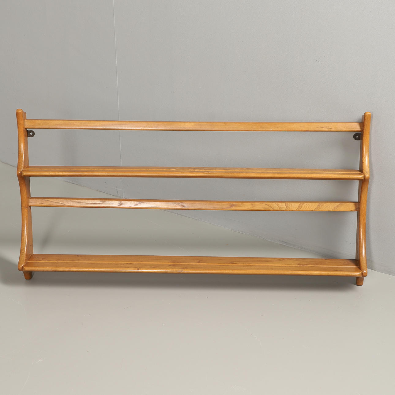 AN ERCOL PLATE RACK.