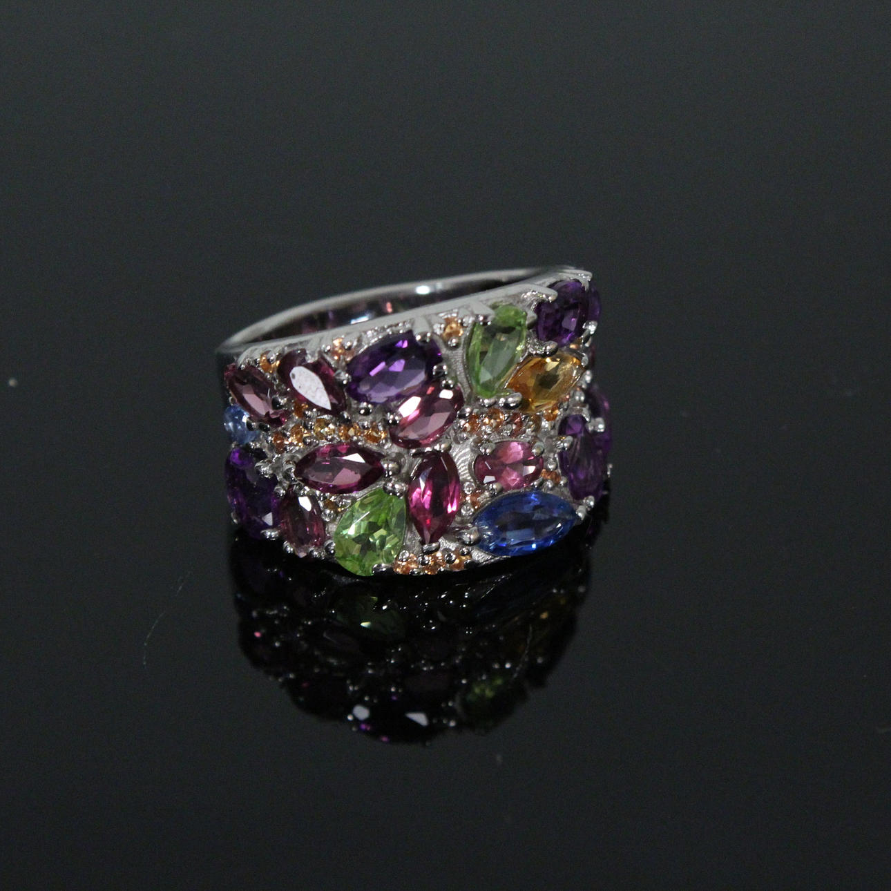 Ring mit bunten Edelsteinen, 925er Silber.