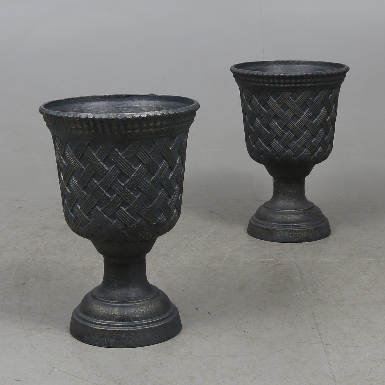 TRÅDGÅRDSURNOR, ett par, gjutjärn, 2000-tal.