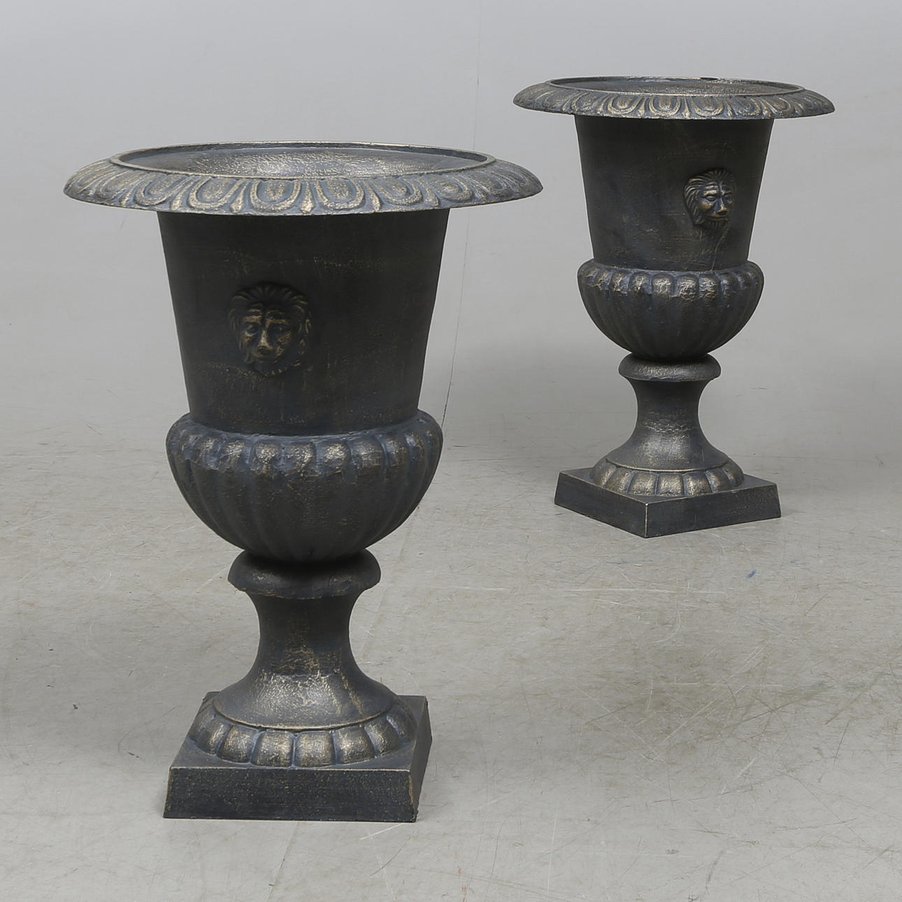 TRÅDGÅRDSURNOR, ett par, gjutjärn, 2000-tal.