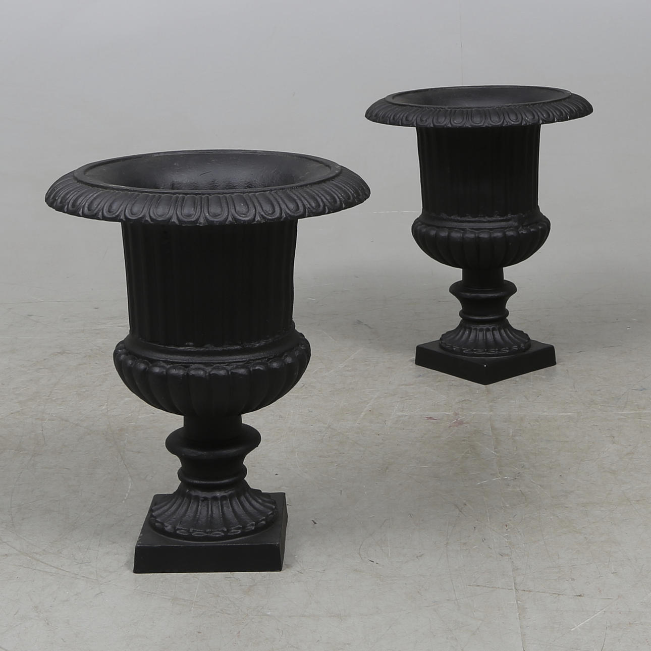 TRÅDGÅRDSURNOR, ett par, gjutjärn, 2000-tal.