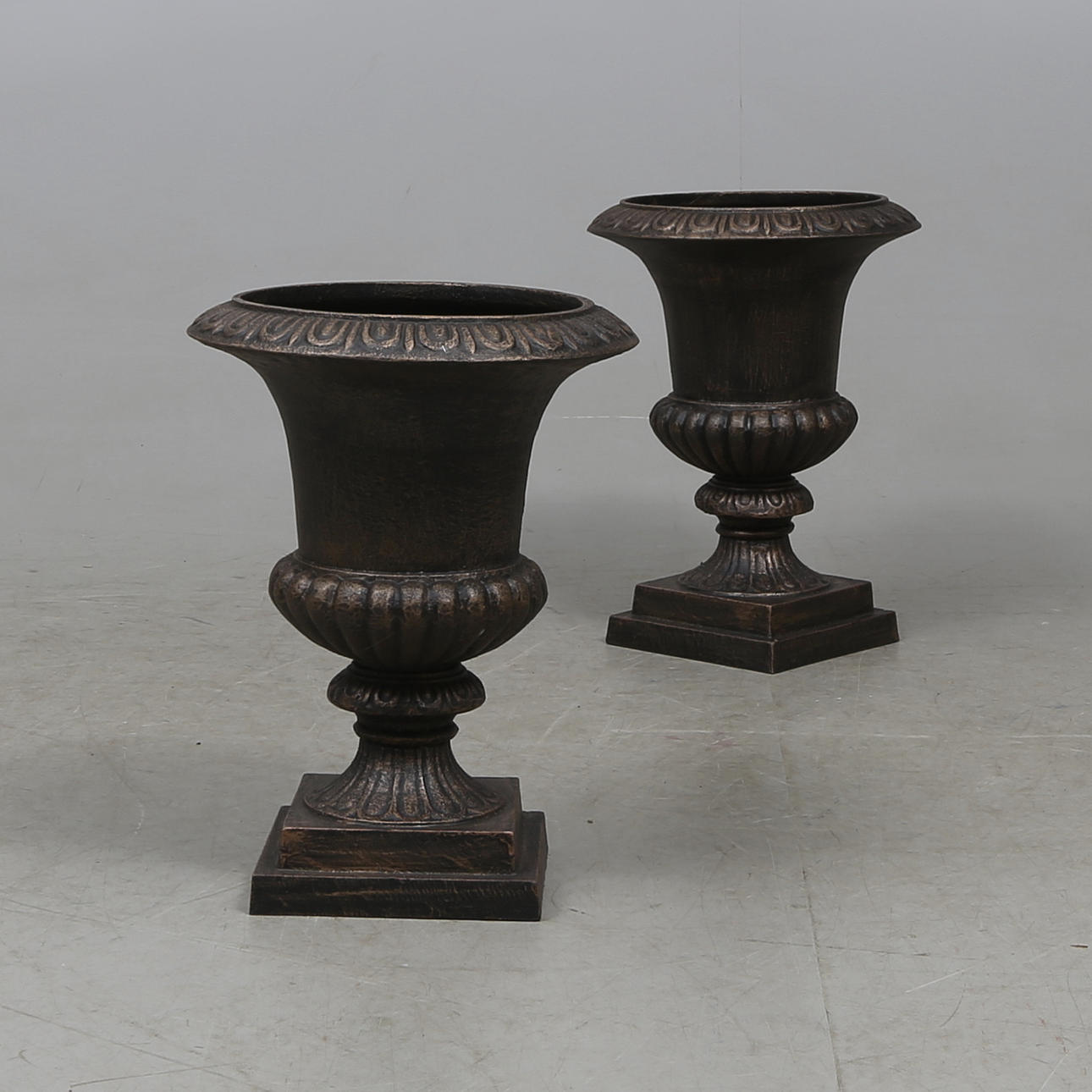 TRÄDGÅRDSURNOR, ett par, gjutjärn, 2000-tal.