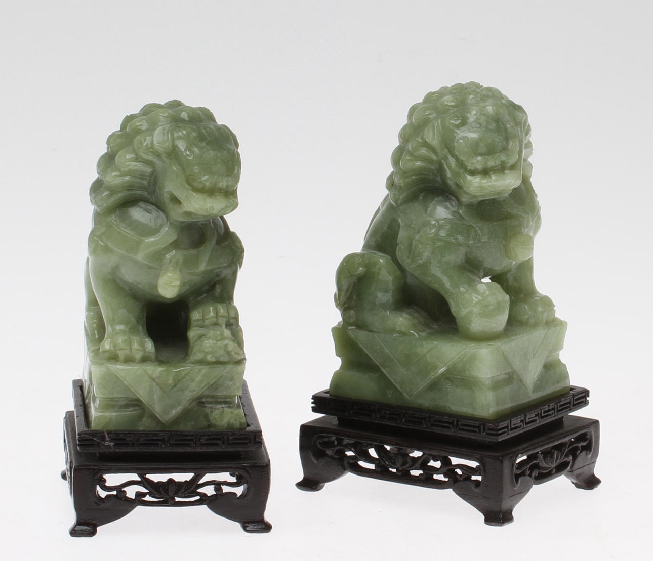 FOUHUNDAR, 1 par, grön sten, Kina, 1900-tal.