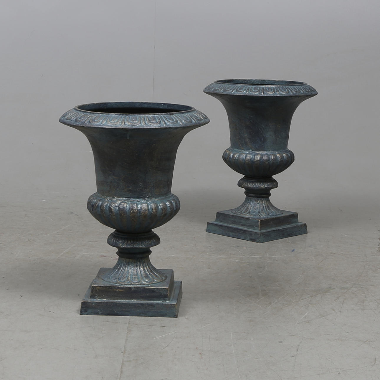 TRÄDGÅRDSURNOR, ett par, gjutjärn, 2000-tal.