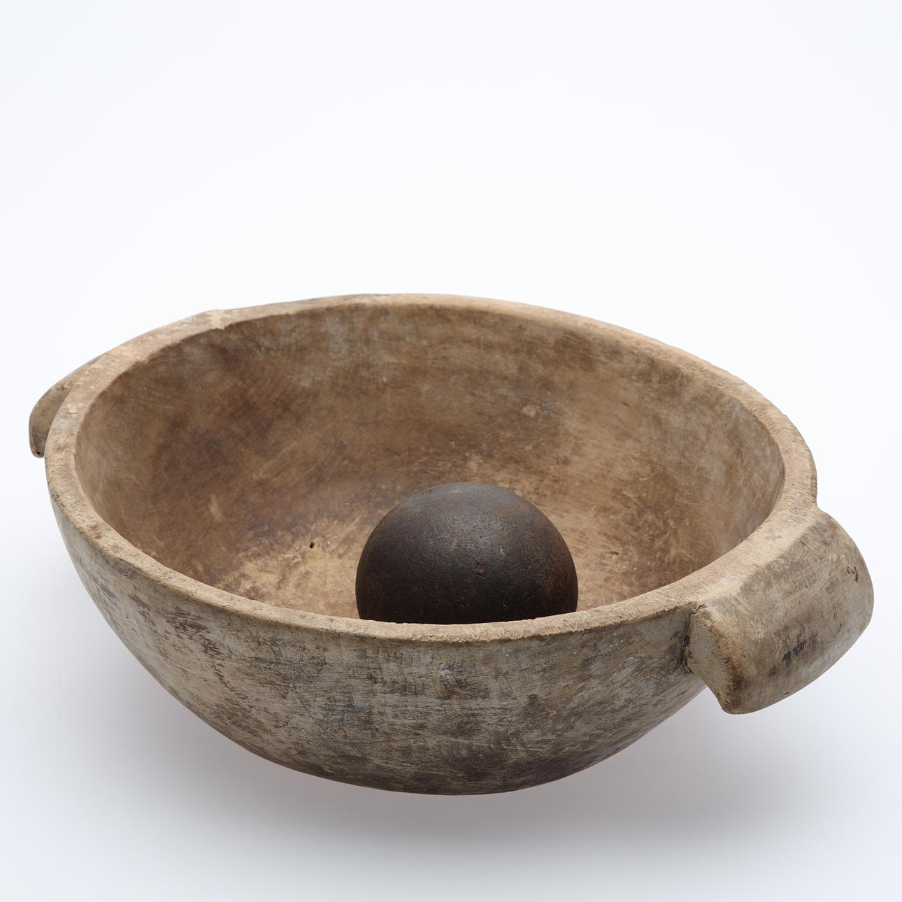 TRÆSKÅL og jernkugle/sennepskugle.