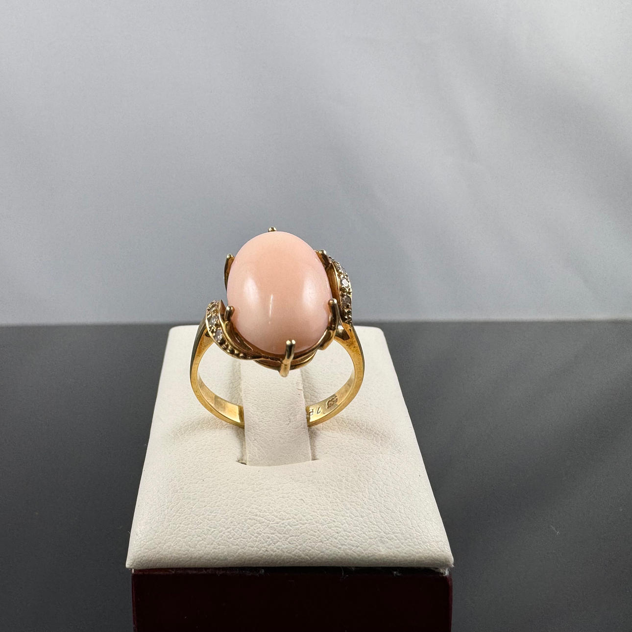 Korallen-Ring aus Gelbgold.