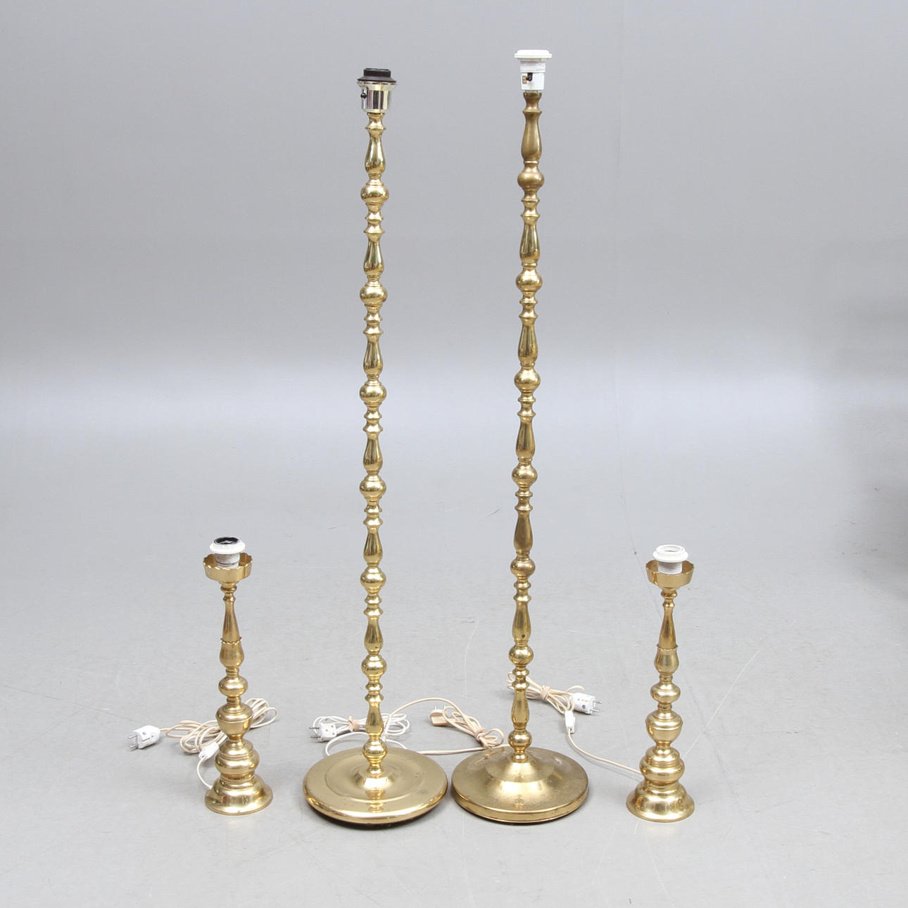 GOLVLAMPOR, 2 st snarlika, BORDSLAMPOR, ett par, mässing. 1900-talets andra hälft.