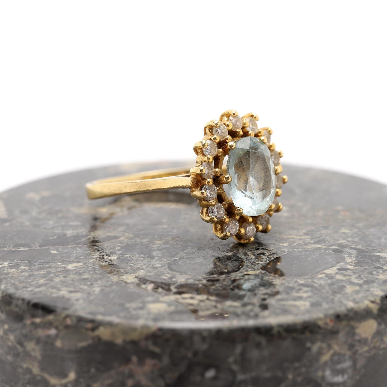 RING, 18K guld med akvamarin och diamanter.