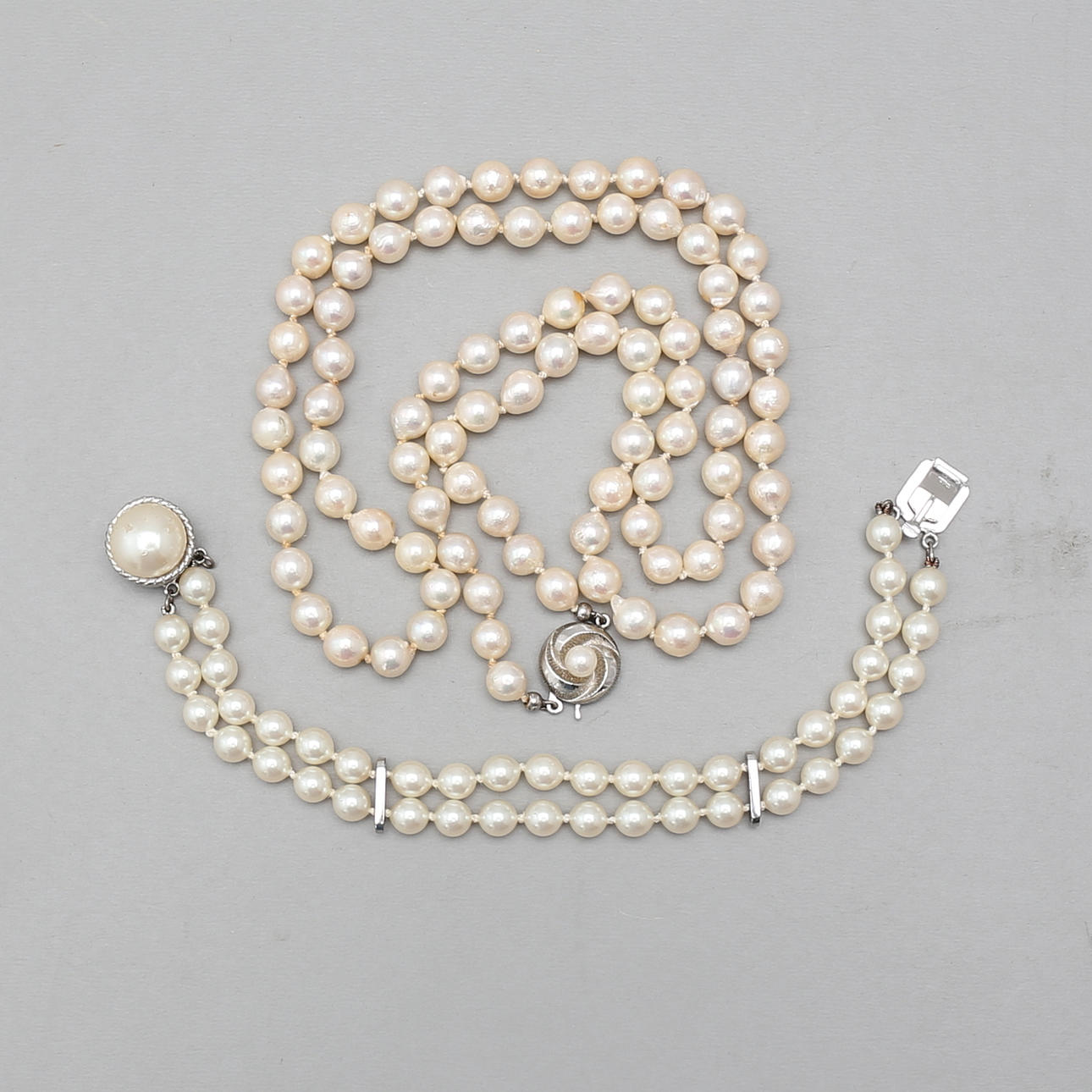 HALSCOLLIER, odlade pärlor samt PÄRLARMBAND.