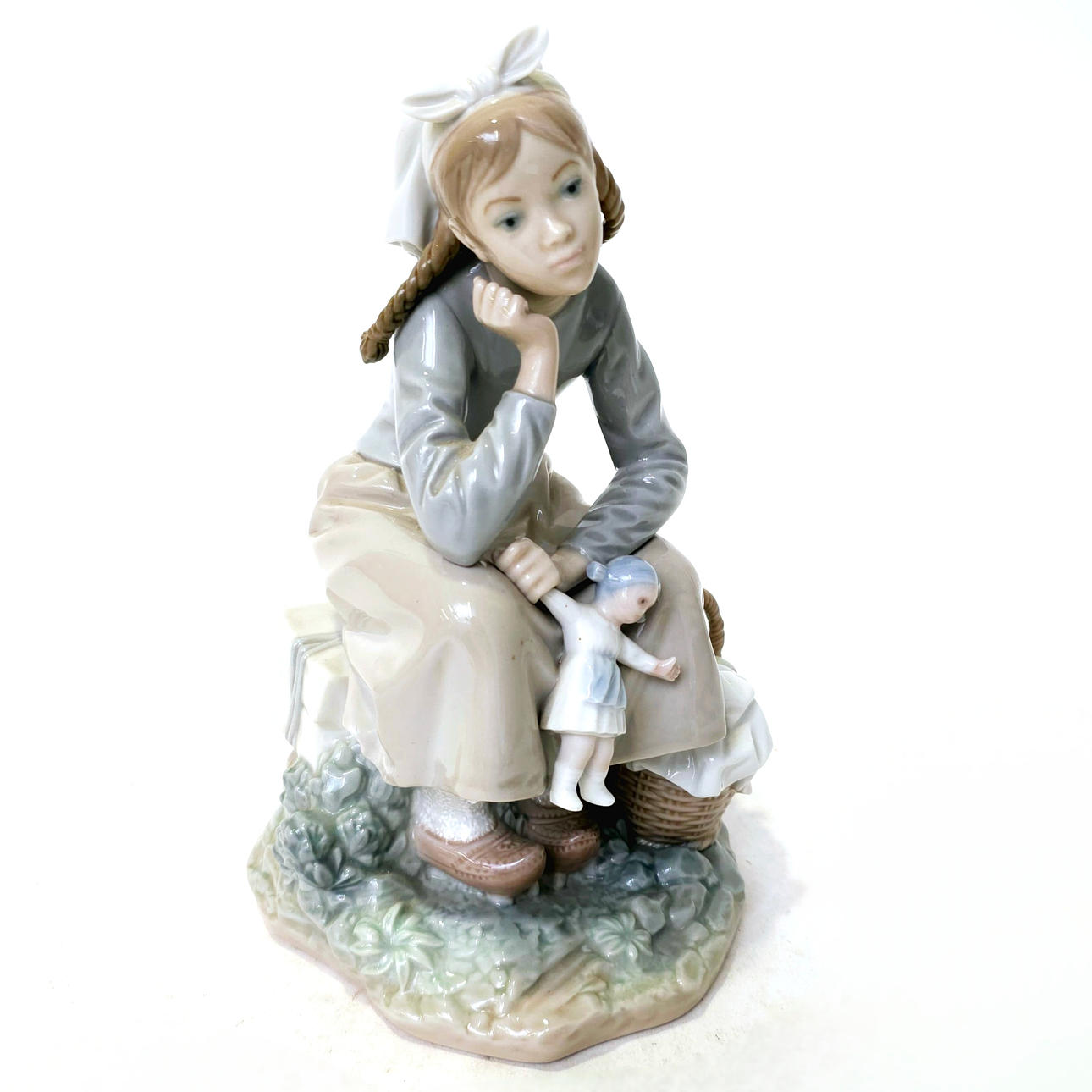 RIEF SIE: „NACHDENKLICHES MÄDCHEN MIT EINER PUPPE“.