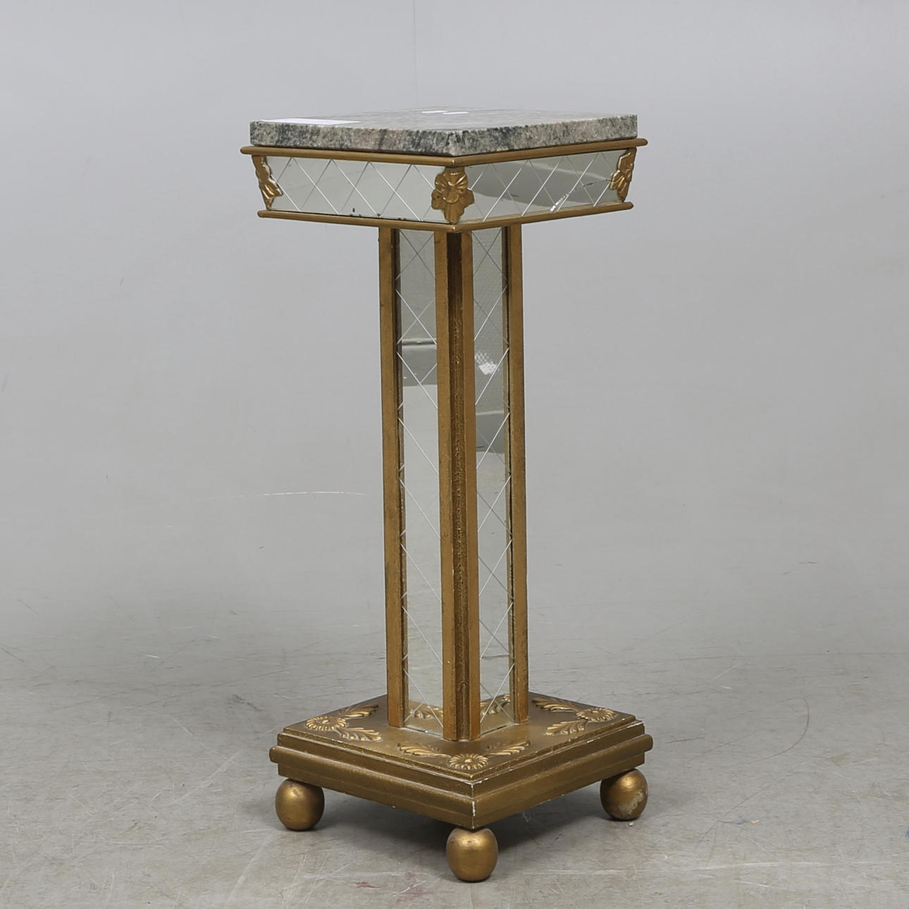 PIEDESTAL, förgylld med marmorplattor.