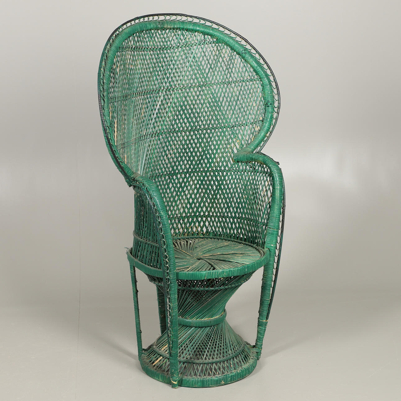 EN GRÖNMÅLAD KÄPPSTOL ”PÅFÅGEL”.