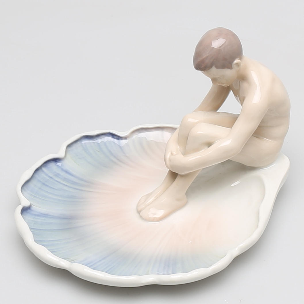 FIGURIN i porslin, ung man på löv, Bing & Gröndahl, Danmark.