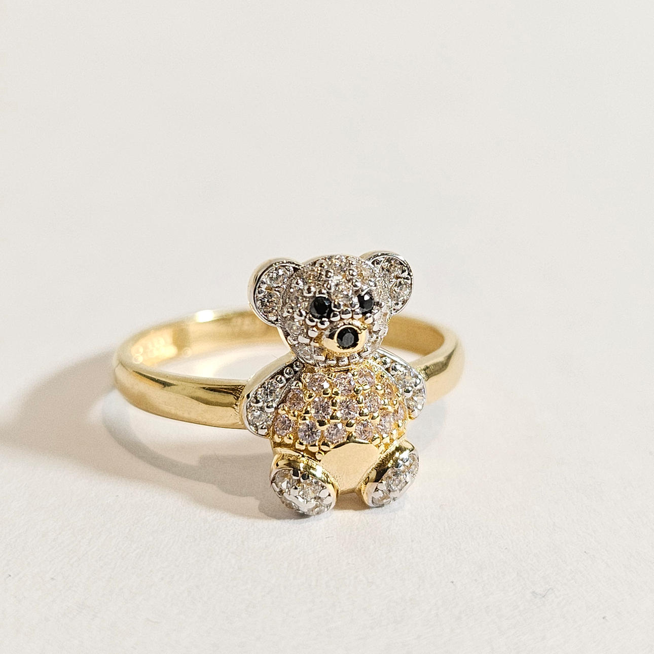 MOSCHINO-STYLE TEDDY BEAR RING IN 18K YELLOW GOLD AND WHITE