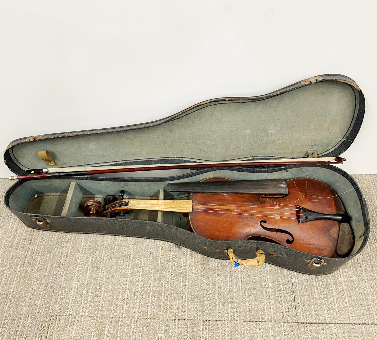 CASED ANTIQUE VIOLIN.