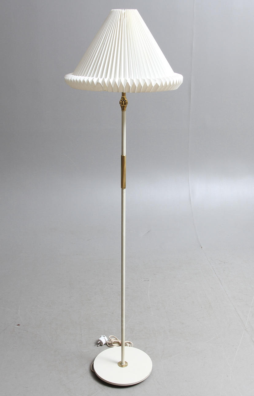 GOLVLAMPA, omkring 1900-talets mitt.