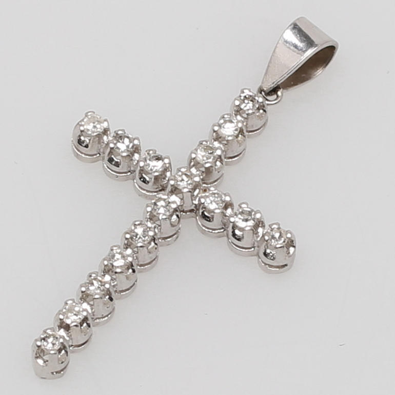 HÄNGE, kors i 14K vitguld med briljantslipade diamanter om tot ca 0,80 carat.