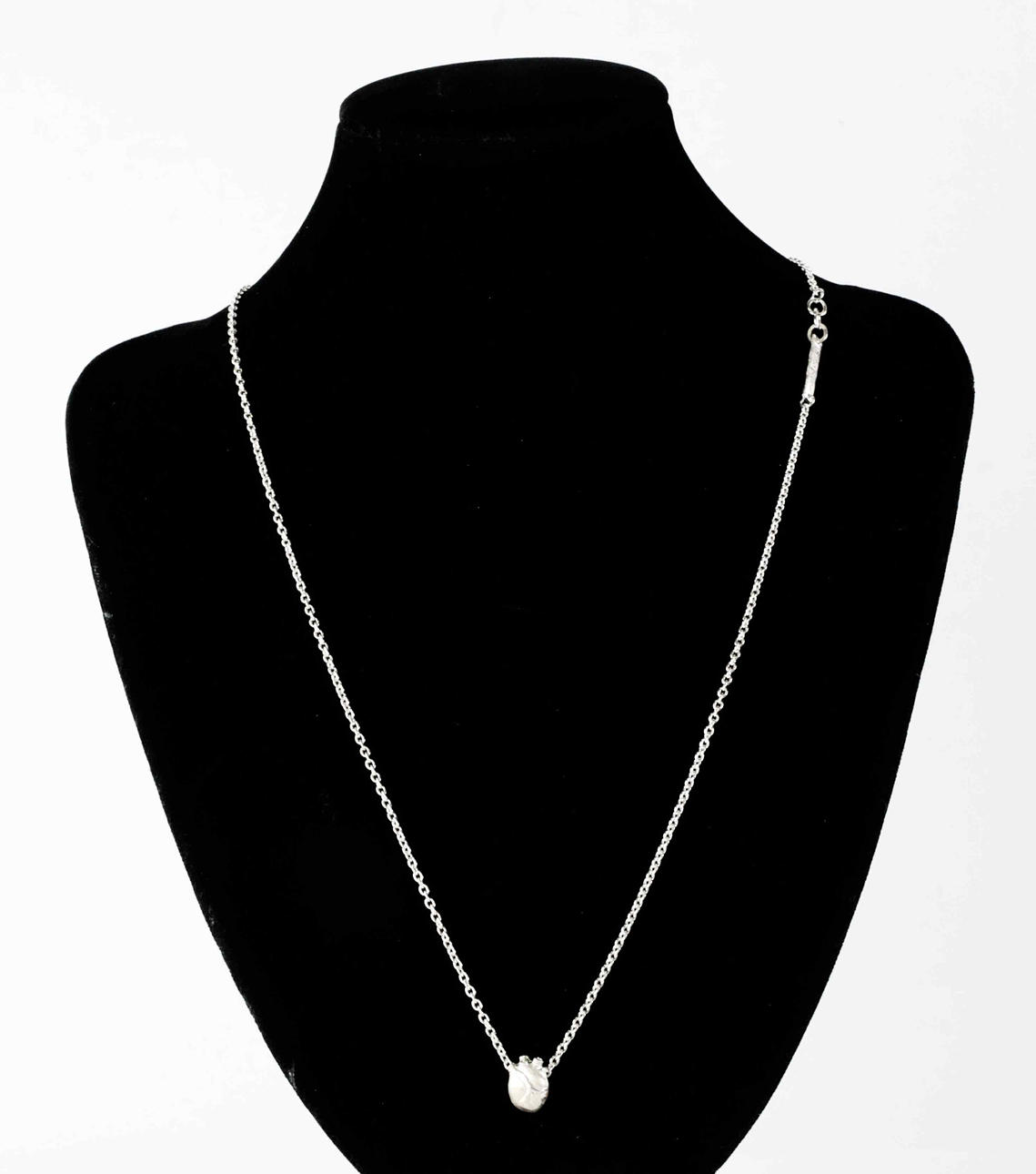 BJØRG. Halskæde, „Anatomisk hjerte“, sølv.