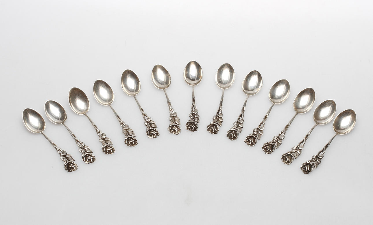 MOCKASKEDAR, 13 st, silver, vikt ca. 135,9 cm.