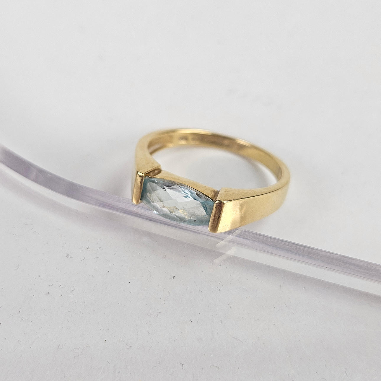 RING med sten. Guld 750. GHA. Total vikt ca. 3.5g.