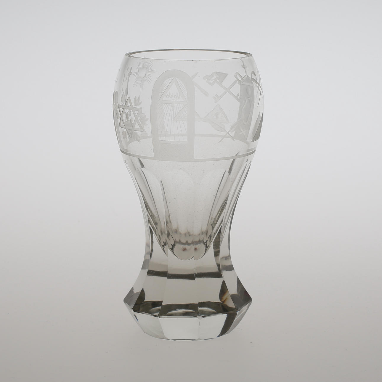 VAS med graverade frimurar-symboler.