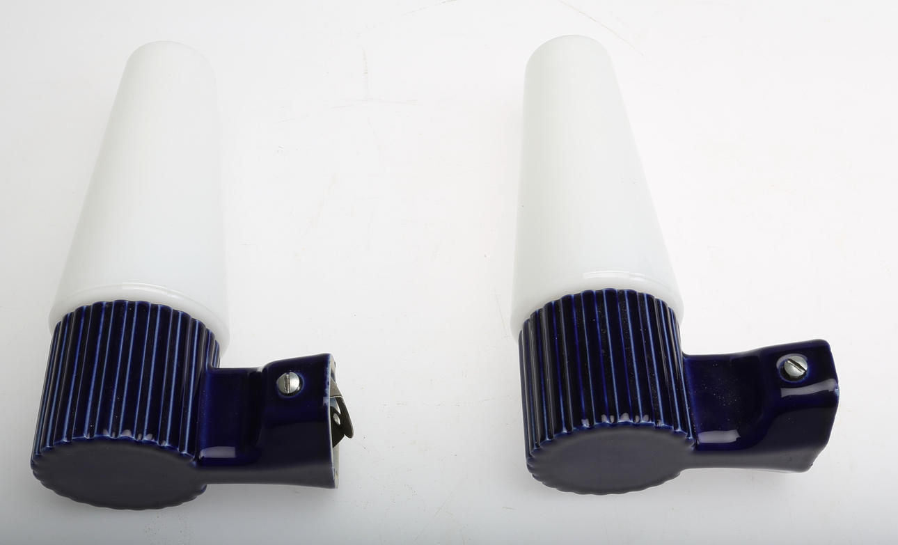 VÄGGLAMPOR, 1 par, glas samt porslin, 1950/60-tal.