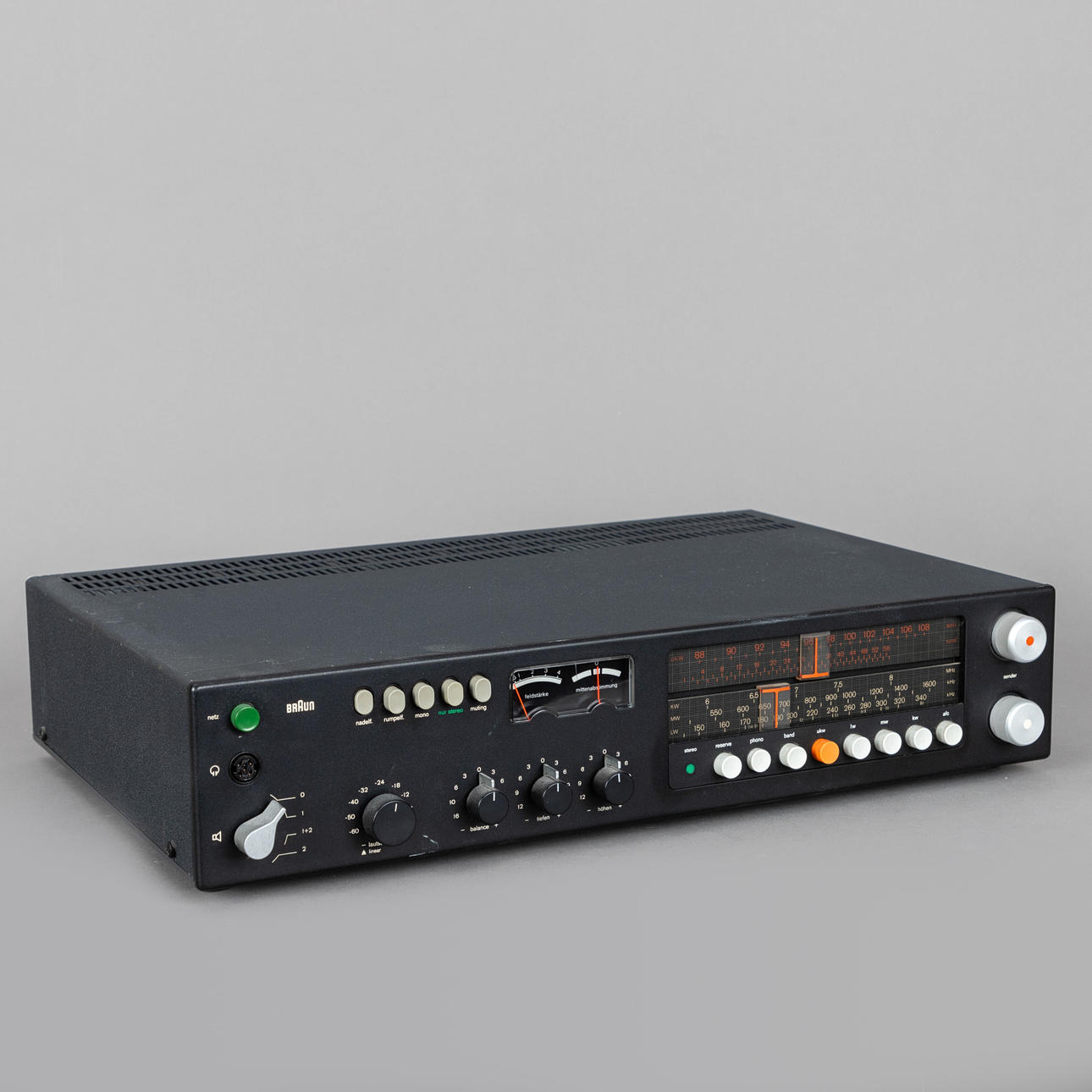 DIETER RAMS. Braun. Verstärker 'CEV 510'.