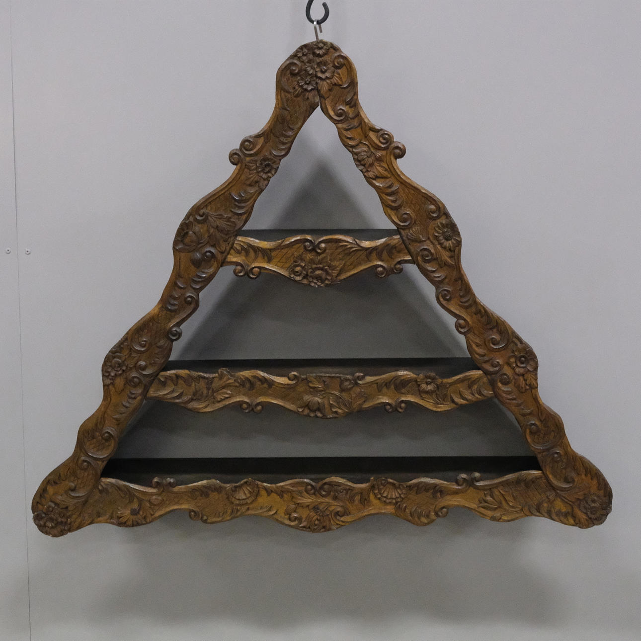 SEINÄHYLLY, PUU, LEIKATTU SISUSTUS.