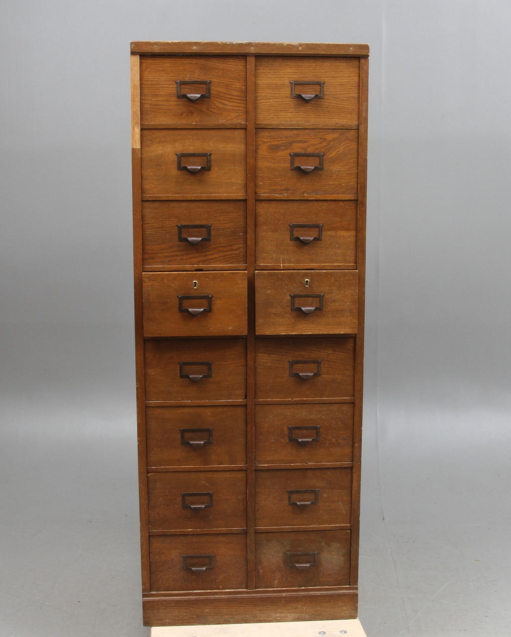 ARKIVSKÅP, ek, 1900-talets första hälft.