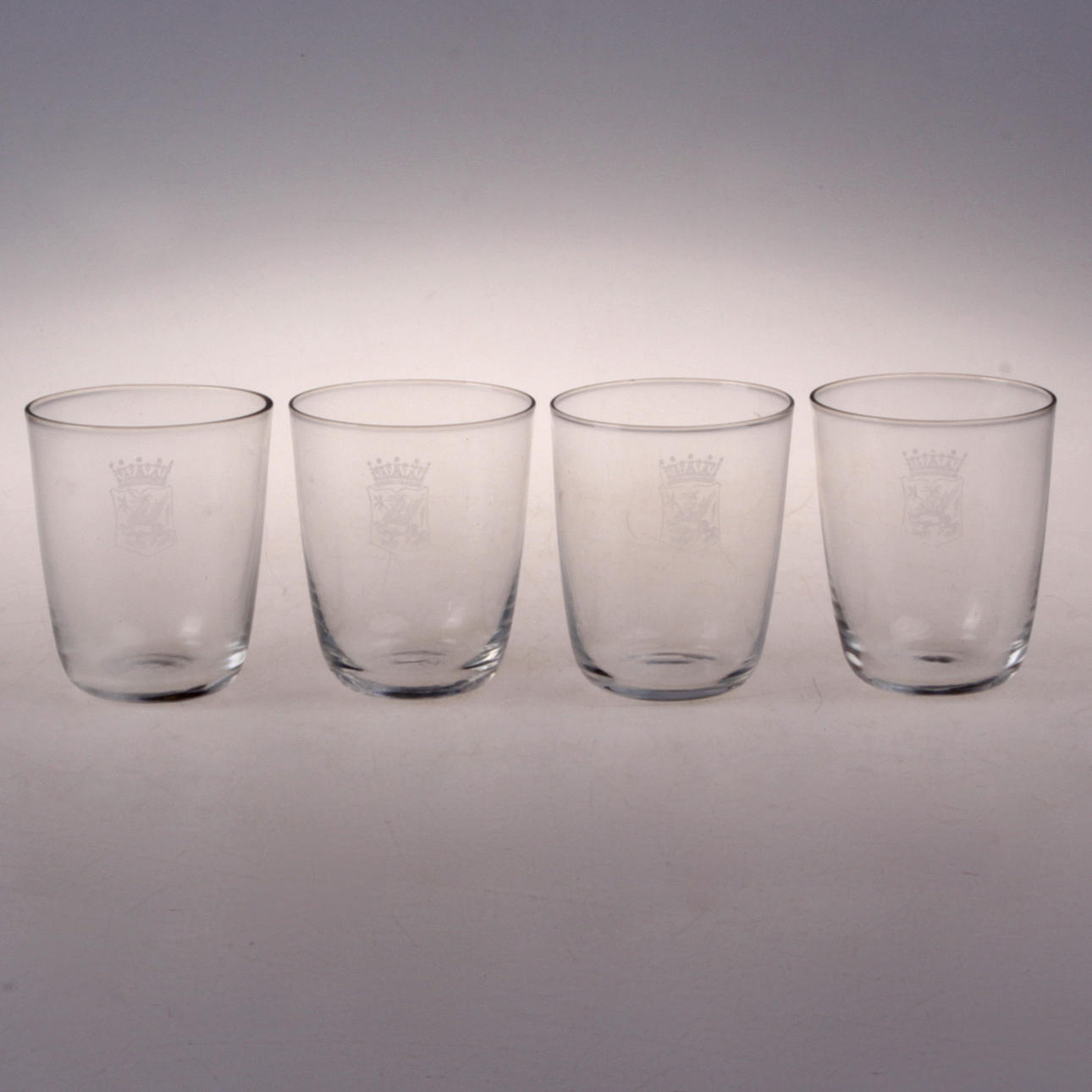 GLAS, 4 st. Med etsad dekor, Södermanlands flygflottilj, "F11", 1900-tal.