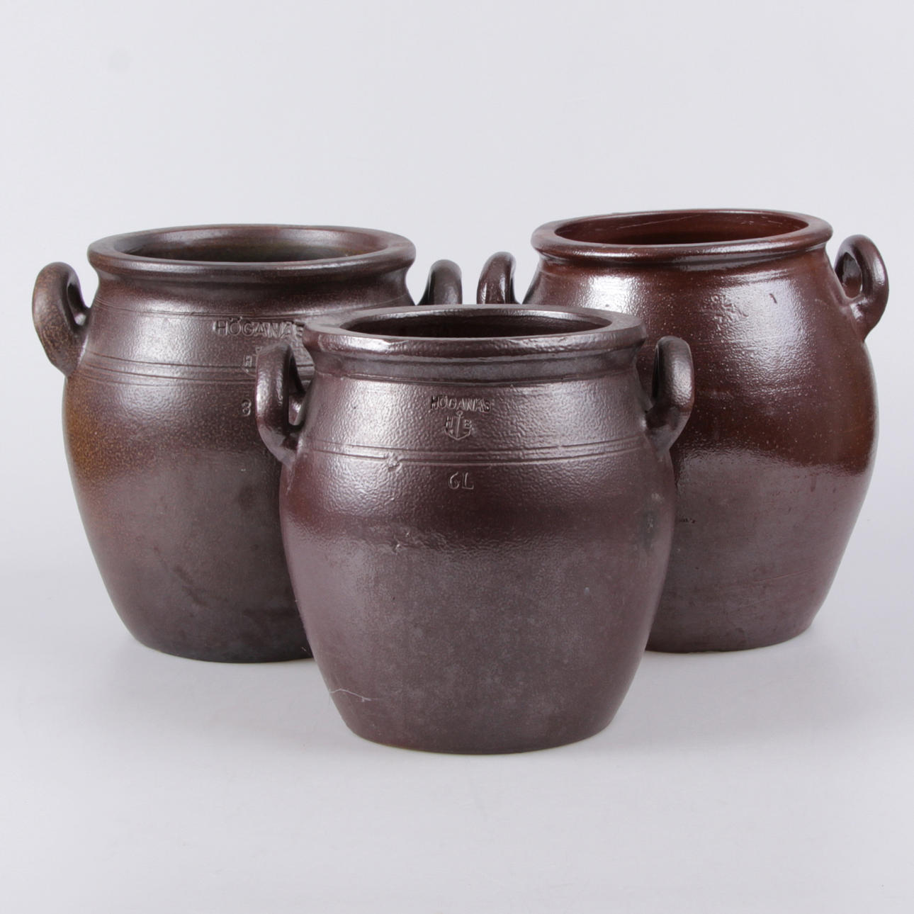 KRUS, 3 st. Stengods, 6 samt 8 liter, Höganäs, 1900-tal.