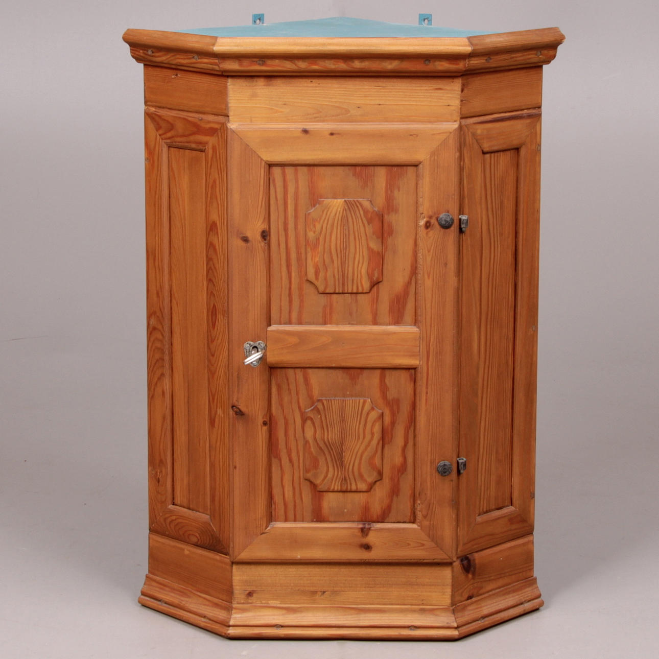 HÖRNSKÅP, furu, tillverkad av bildhuggare Grahn, Nyköping.