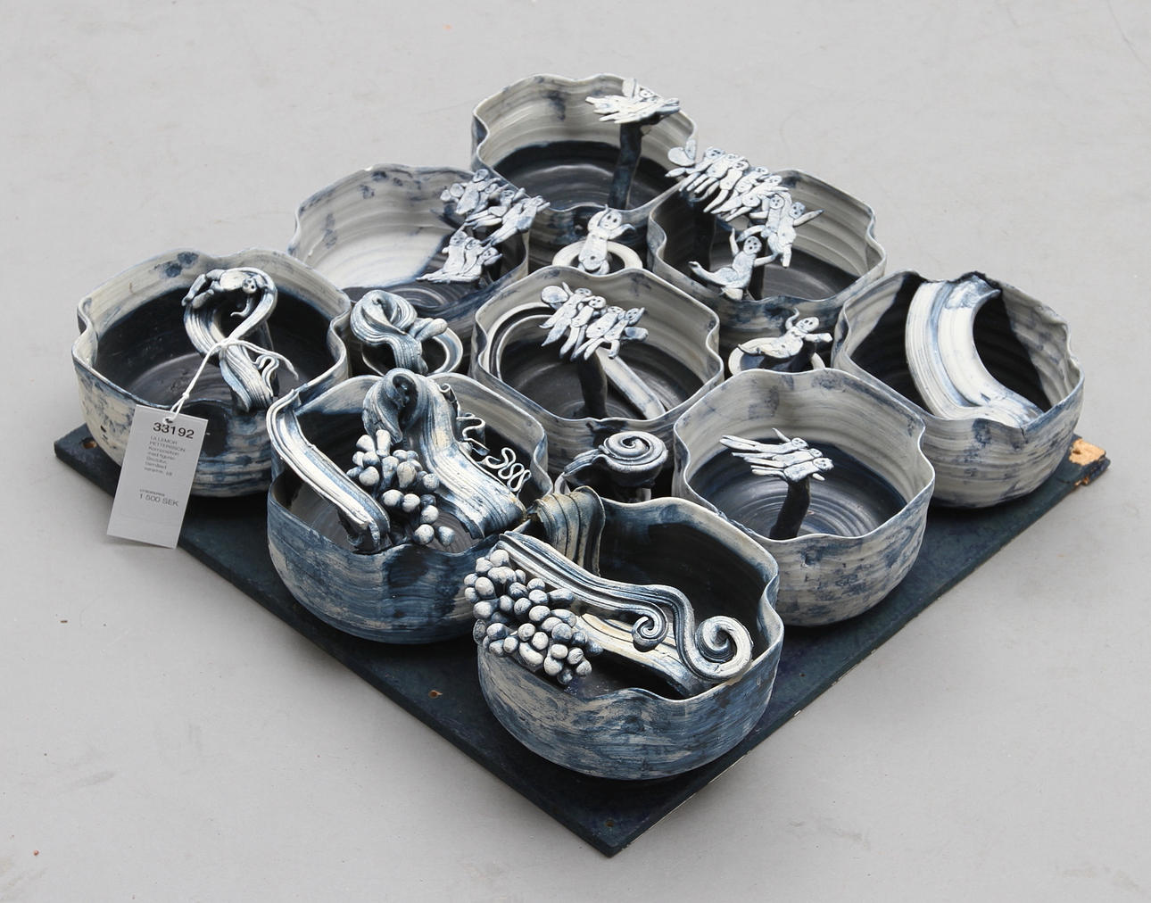 LILLEMOR PETTERSSON. Komposition med figurer. Skulptur, bemålad keramik.