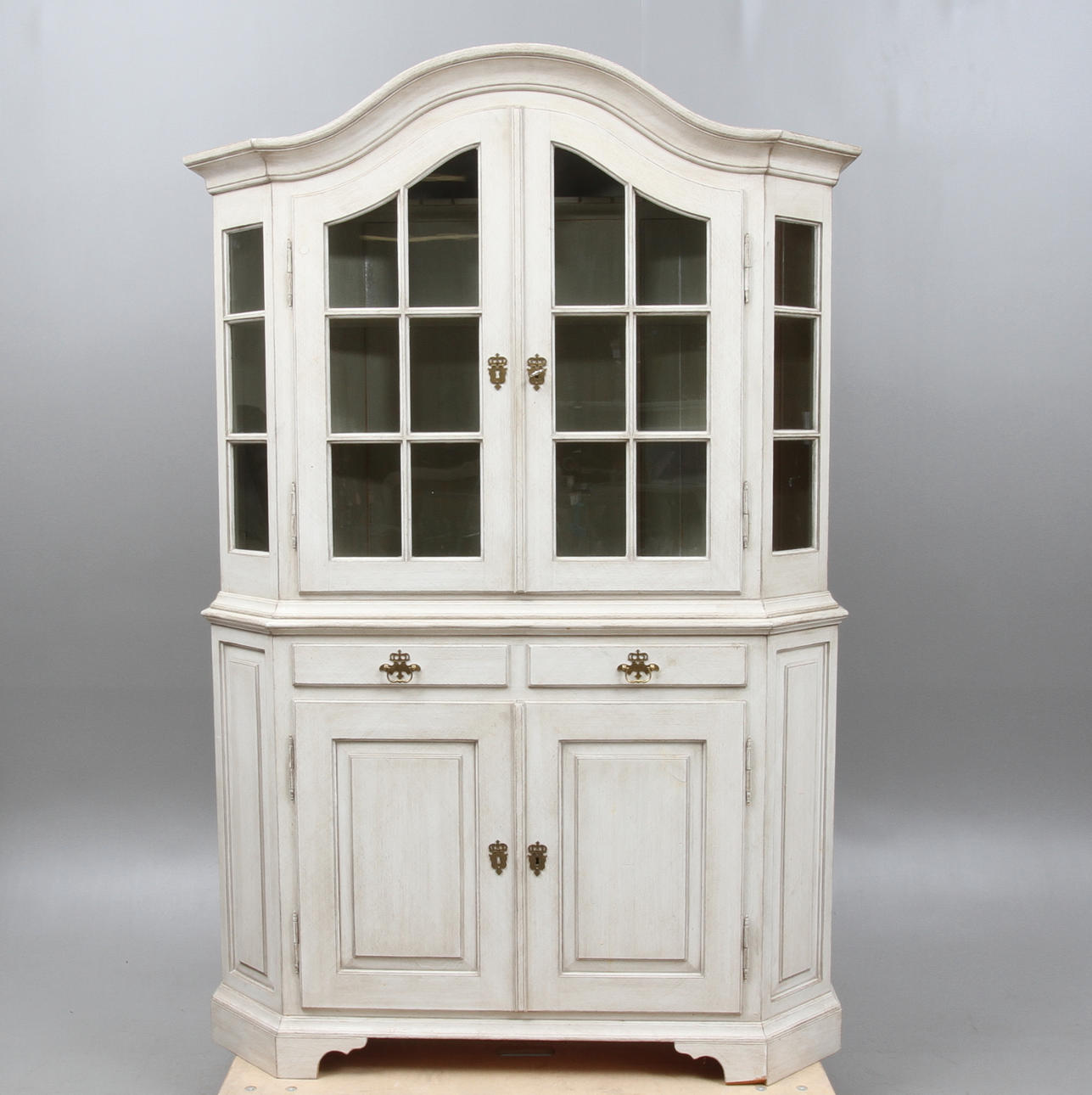 MATSALSSKÅP, med vitrinöverdel, 1900-tal.