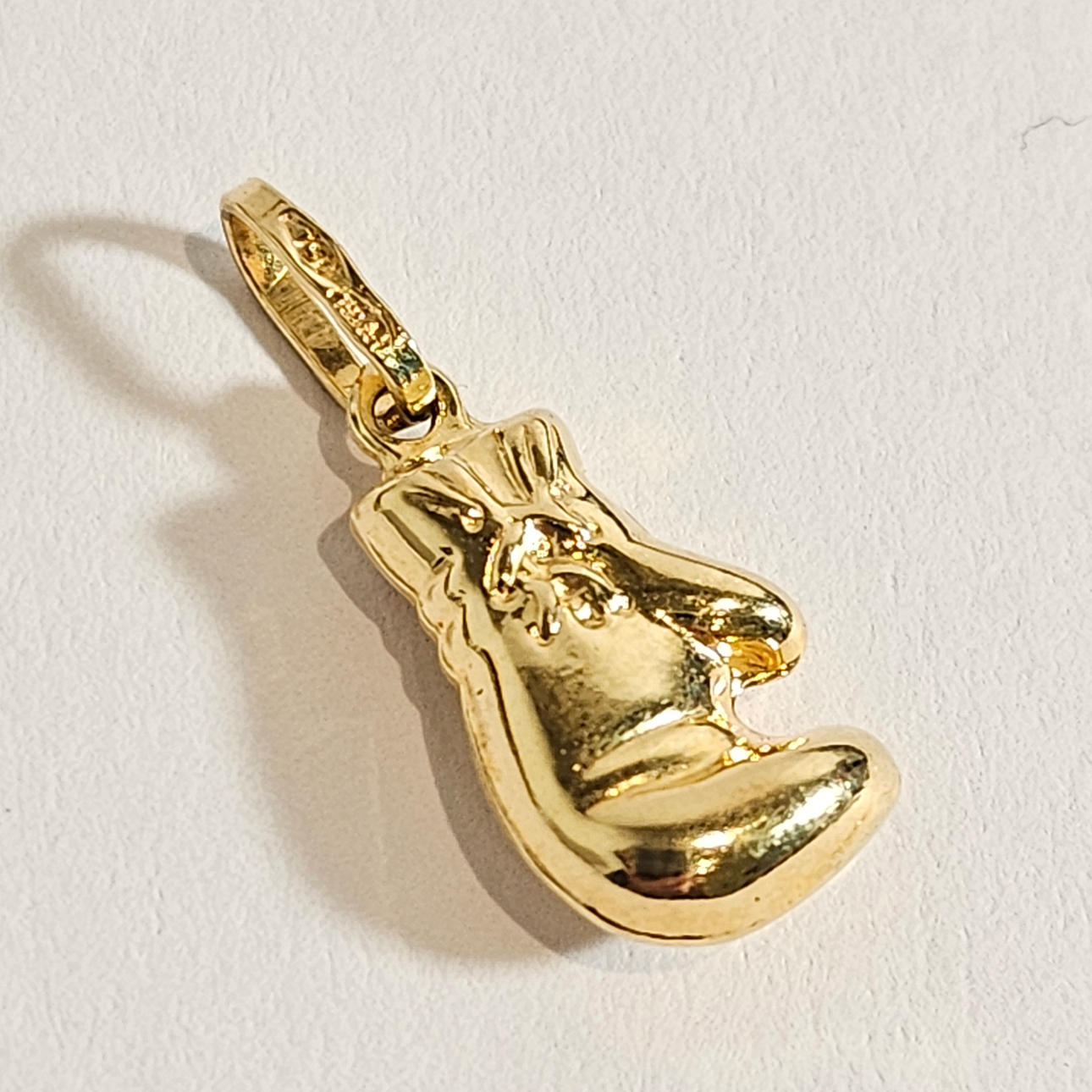 ANHÄNGER „BOXHANDSCHUH“ AUS 18 KARAT GELBGOLD.