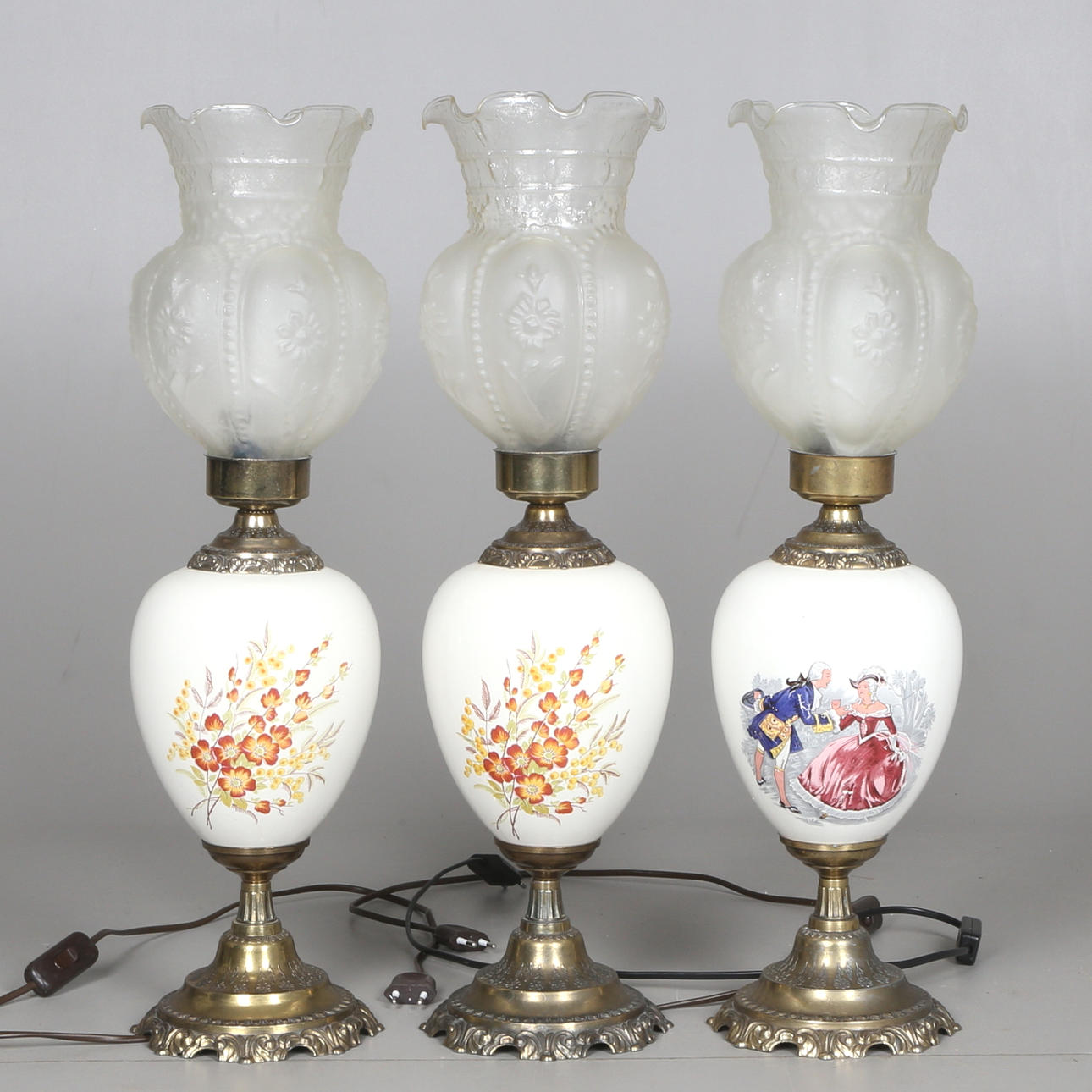 BORDSLAMPOR, 3 st, metall, glas och porslin, 1900-tal.