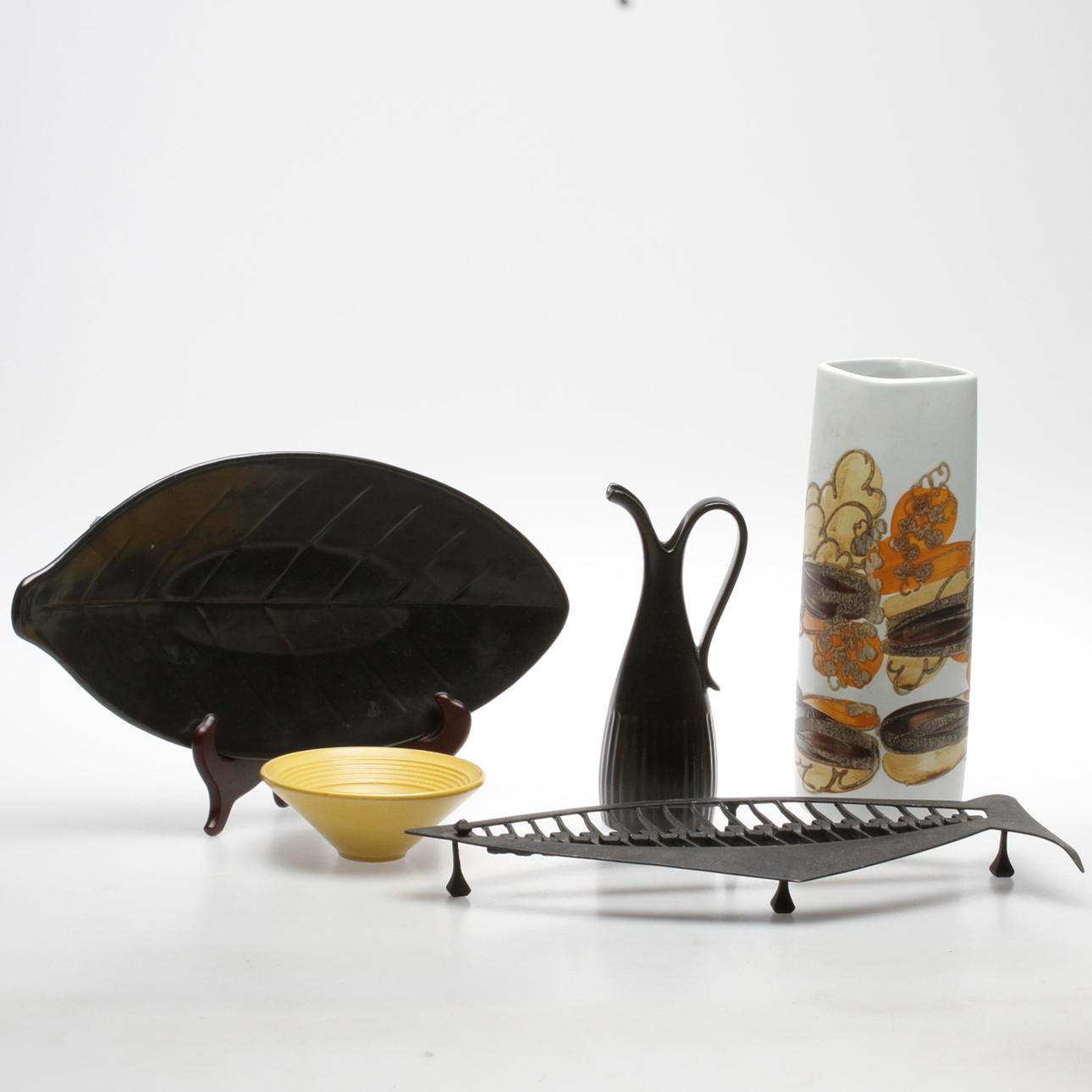 KERAMIK, 4 delar samt GRYTUNDERLÄGG, metall. Bland annat vas, fajance, Royal Copenhagen. 1900-talets andra hälft.