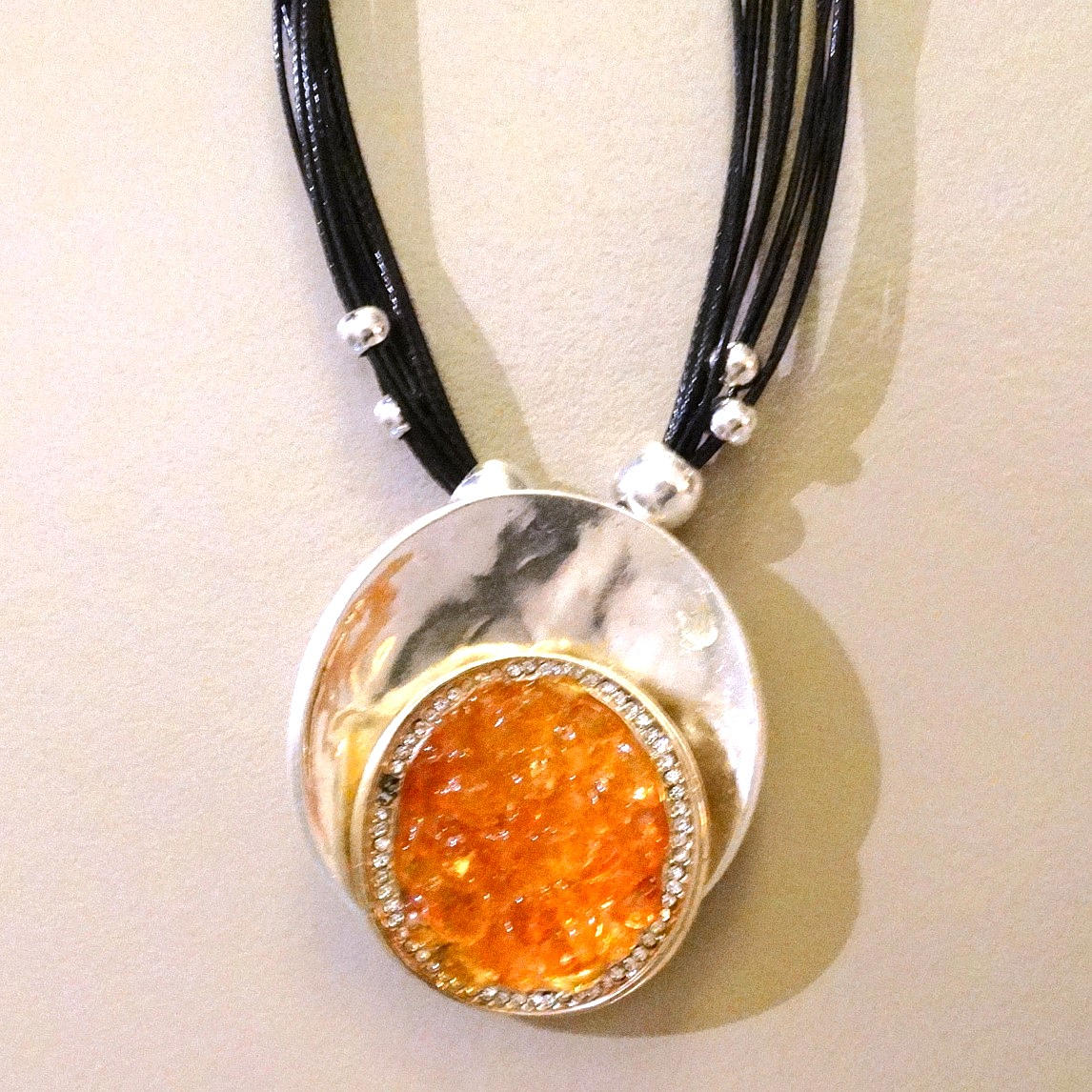 BERNSTEIN, Anhänger mit Stoffkette.