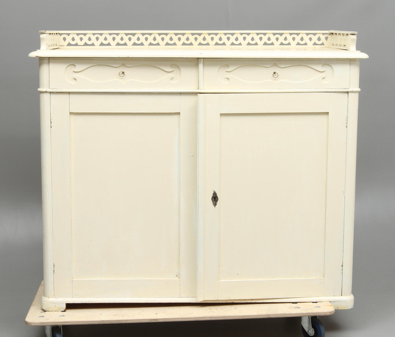 SKÄNK med gallerkant, 1800-tal.