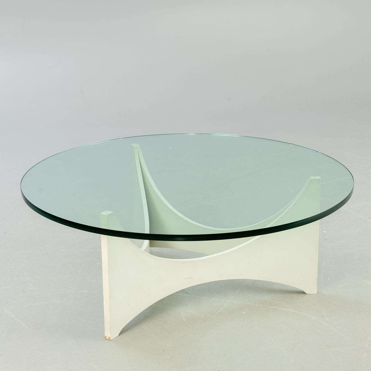 Pyöreä lasinen sohvapöytä, avaruusikä.