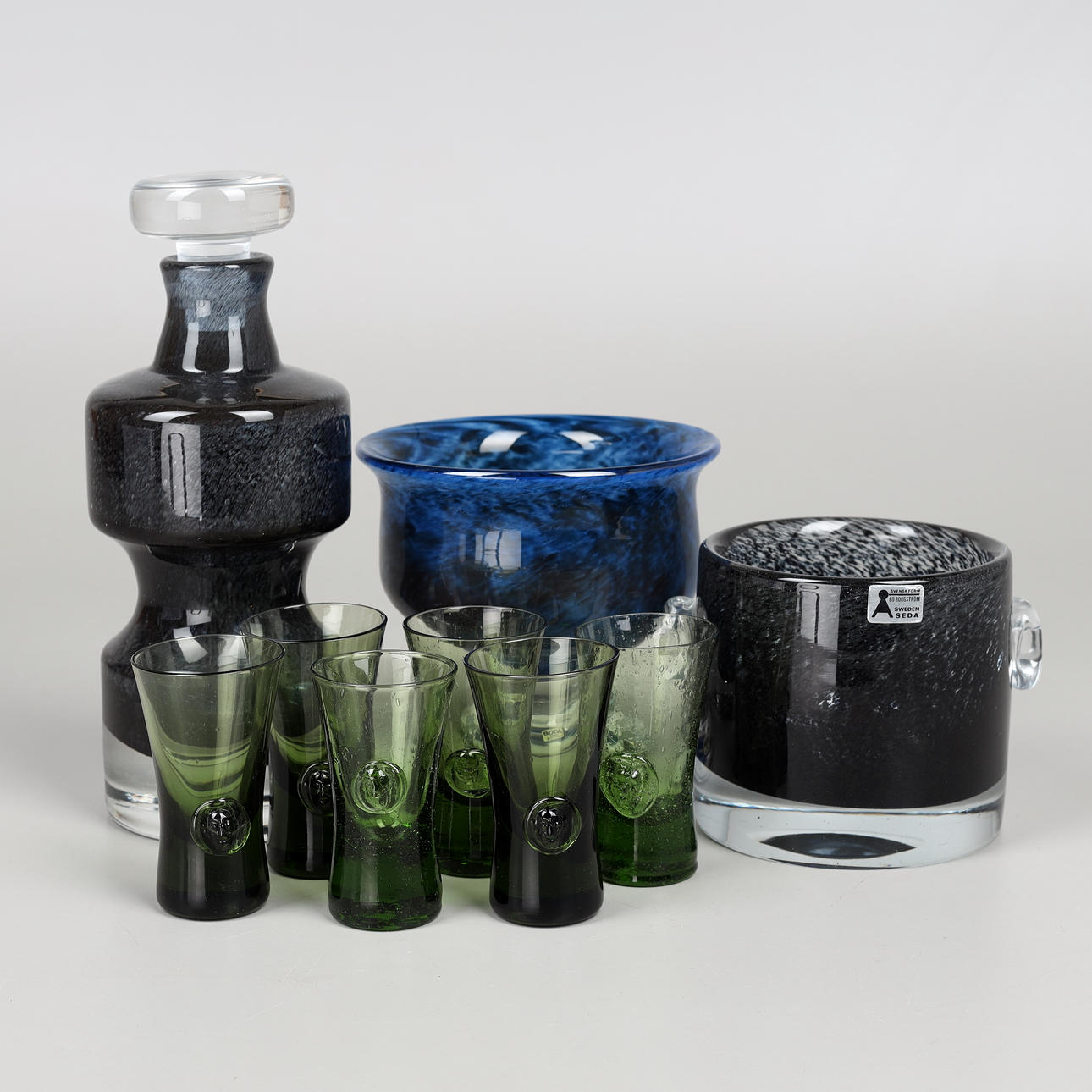 A set of 9 glass objects, Erik Höglund, Bo Borgström, Bertil Vallien.