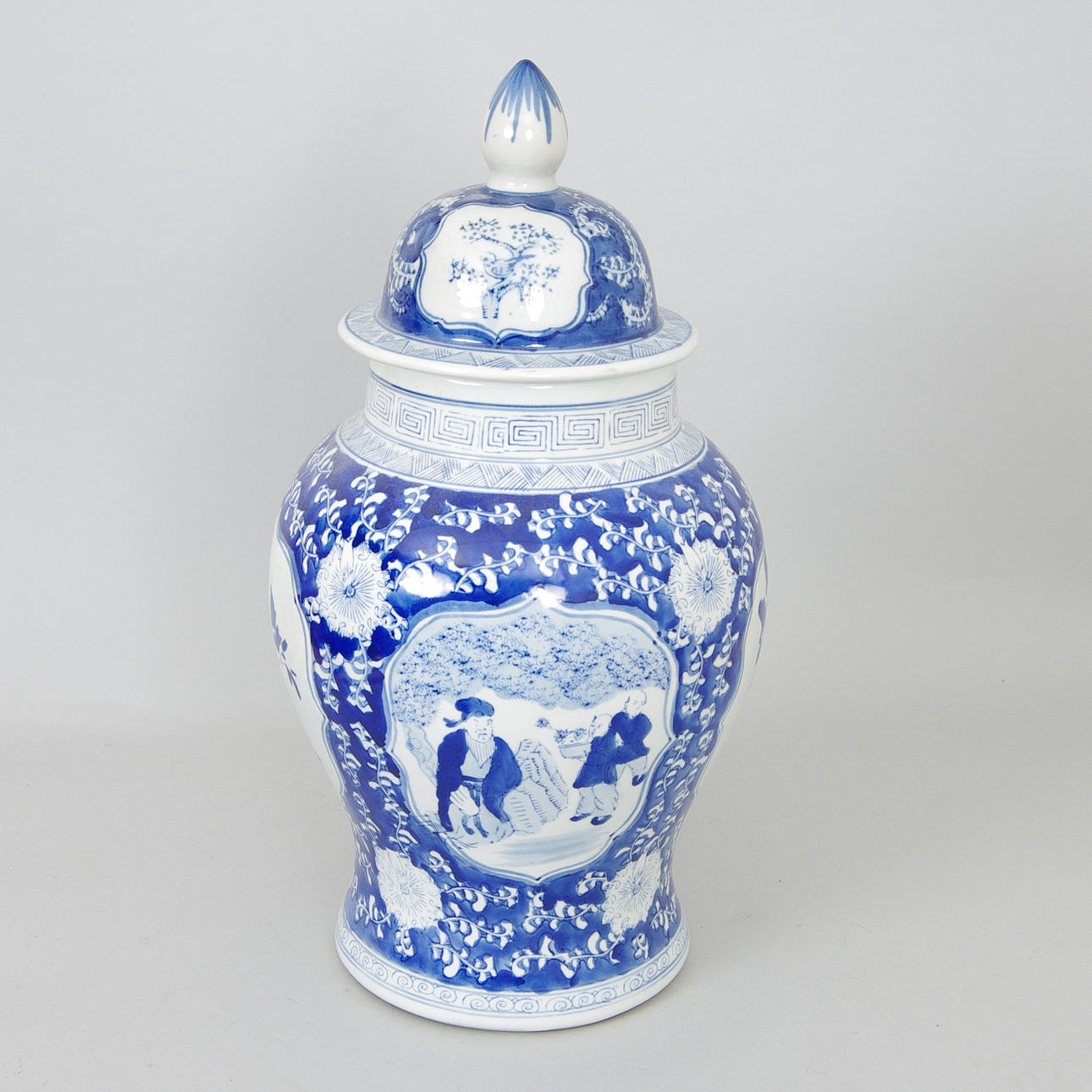 URNA MED LOCK, porslin, Kina, 1900/2000-tal.