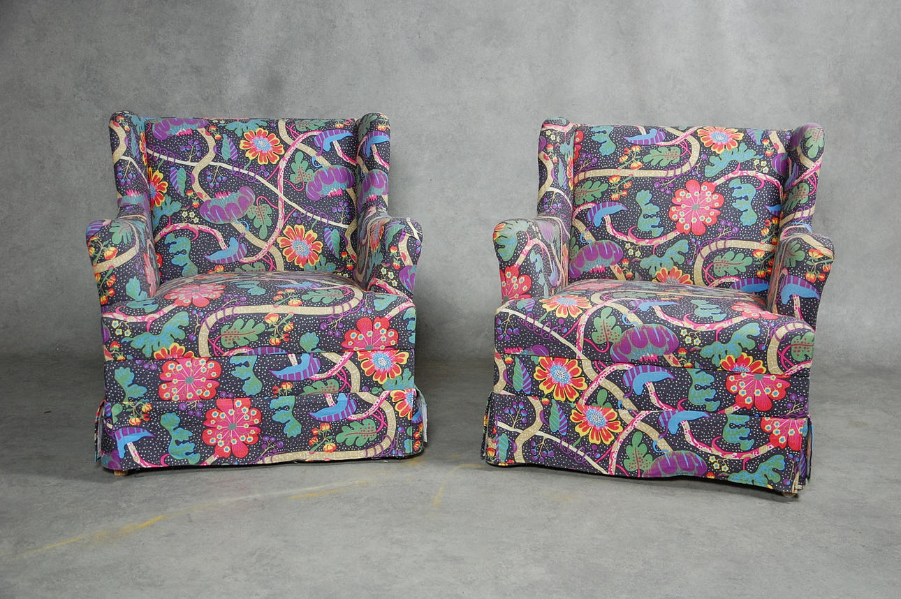 FÅTÖLJER, 1 par, 1940-tal, klädda i tyget " Mirakel " Josef Frank, Firma Svenskt Tenn.