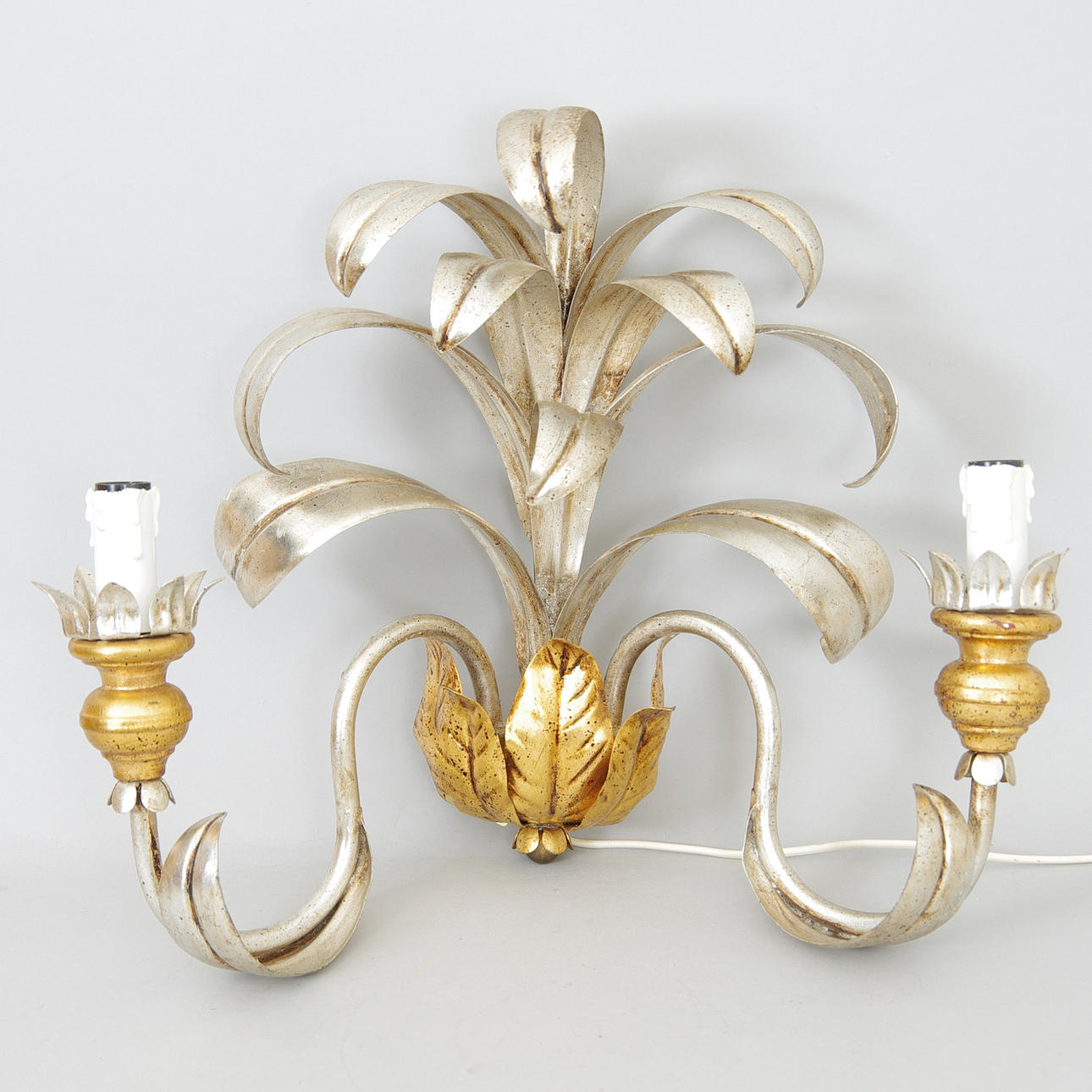 VÄGGLAMPETT, förgylld och försilvrad, sent 1900-tal.